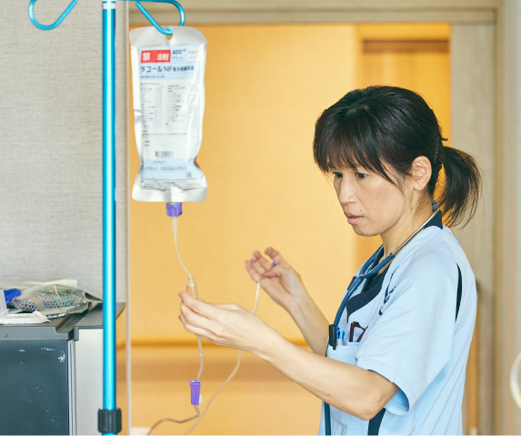 介護職員が点滴の管理・調整をしている医療処置の風景